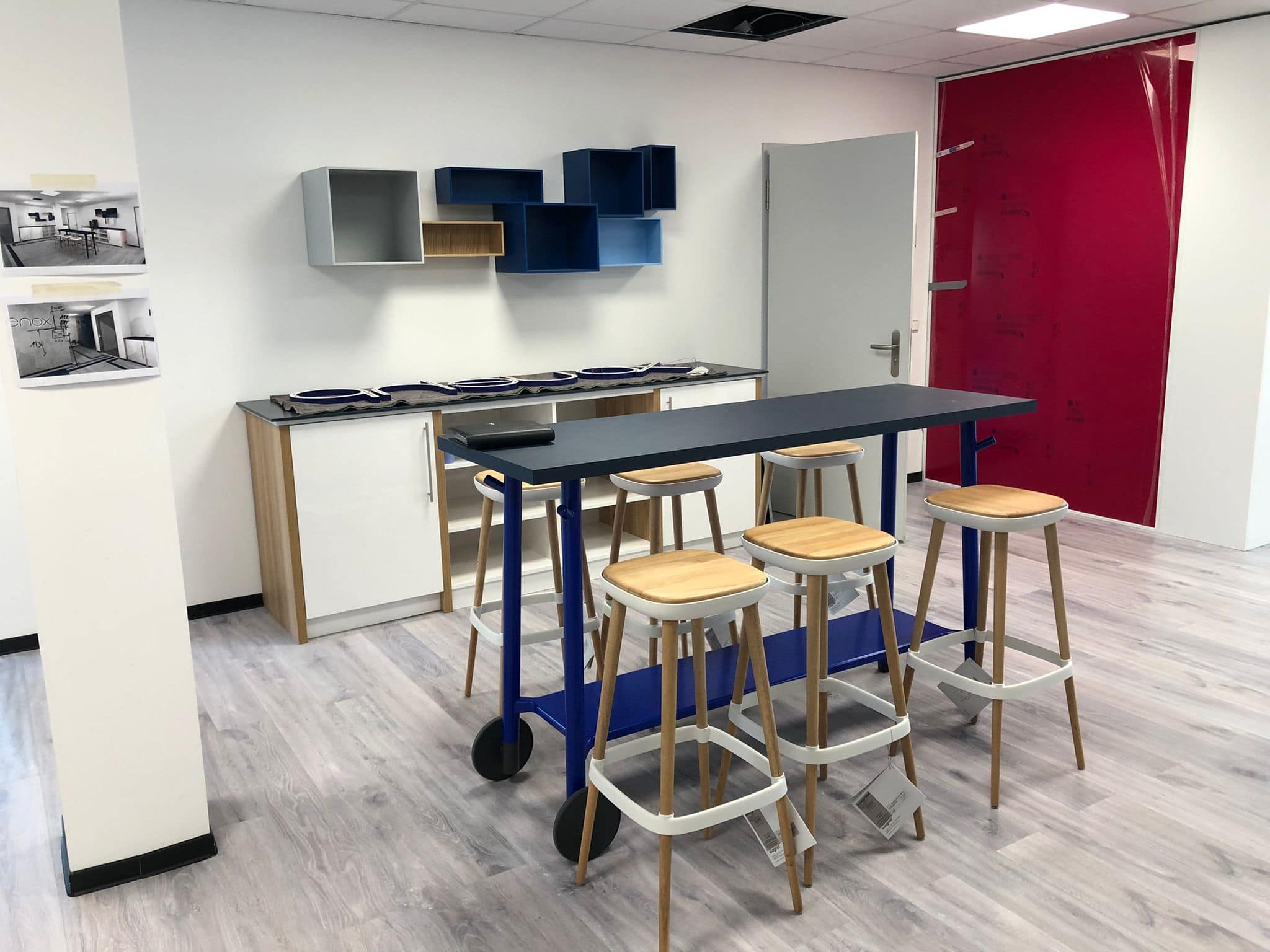 Ansicht einer Küche mit Bar und Hochstühlen